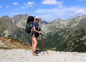 samotna kobieta w górach