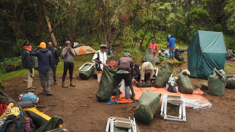 sprzet na kilimandzaro oboz machame tragarze